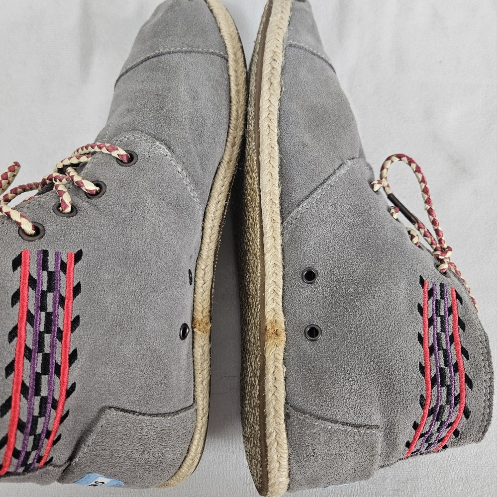 Toms Embroidered Grey Suede Desert Boot Moccasin Size 9.5 - Picture 3 of 11